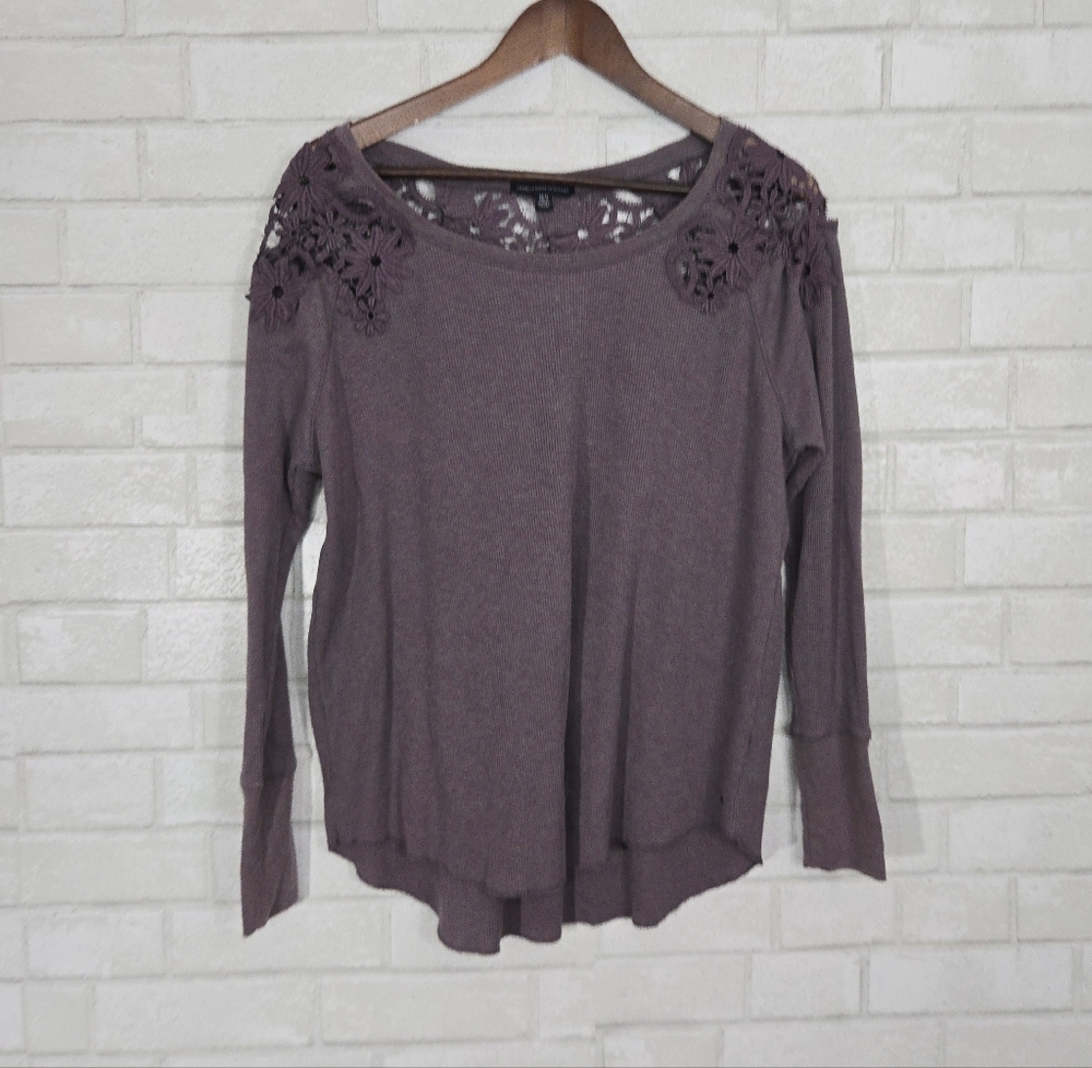 American‎ Eagle Outfitters top featuring lace shoulders